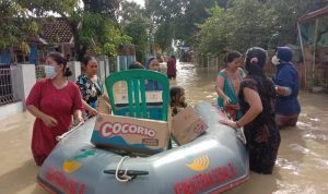Bantuan makanan di distribusikan menggunakan perahu karet untuk ribuan warga yang terdampak banjir di Cirebon Timur. foto: ist