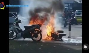 Sebuah motor terbakar di depan pos Cirendang karena pelakun tidak terima di tilang.