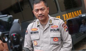 Kepala Bid humas Polda NTB Kombes Pol Artanto. saat memebrikan ketrangan menngenai kedatangan aparat dari Polda Jatim mengunjungi pelaku pembuangan sesajen. ANTARA/Dhimas B.P