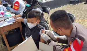 Vaksinasi anak yang diselenggarakan Polresta Bandung di obyek wisata Dreamland, Cicalengka Bandung pada Selasa (11/1)