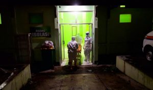 Tim Pemulasaraan RSUD dr Soekardjo Kota Tasikmalaya menjemput jenazah pasien positif Covid-19 dari ruang isolasi, Sabtu (29/1/2022) malam WIB.