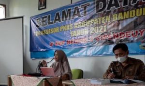 Wakil Kepala Sekolah Bidang Peningkatan Mutu SMPN 2 Cipendeuy, Eni Haerini saat menyatakan kesiapannya menggelar PTM 100 persen di sekolahnya . (foto: Prajab)