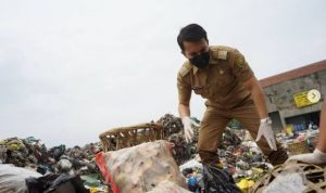 Wakil Bupati Bandung Sahrul Gunawan saat meninjau gunungan sampah di Pasar Majalaya.