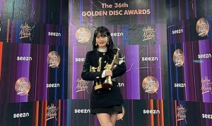 IU memamerkan piala Daesang GDA untuk lagu "Celebrity" yang ditulisnya sendiri.