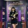 IU Ceritakan Kisah Dibalik Lagu "Celebrity", Hingga Layak Menangkan Song Of The Year Golden Disc Awards IU memamerkan piala Daesang GDA untuk lagu "Celebrity" yang ditulisnya sendiri.