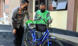 Kapolres Karawang, AKBP Aldi Subartono memberikan hadiah untuk pemuda yang tengah viral di Karawang.