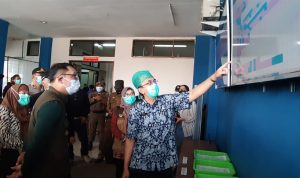 Ilustrasi : Gubernur Jawa Barat Ridwan Kamil meninjau ruang Isolasi Covid-19 di RSUD Al Ihsan, beberapa waktu lalu. (Yully S Yulianty/Jabar Ekspres)