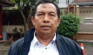 Kepala Desa Cihampelas Asep Mulyadi ketika memberikan komentar Jembatan Apung Batujajar-Cihampelas Harus Perhatikan Keselamatan sebab keberadaanya banyak digunakan warga sebagai alternatif jalan (foto: Pajab/Jabarekspres.com)