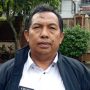 Kepala Desa Cihampelas Asep Mulyadi ketika memberikan komentar Jembatan Apung Batujajar-Cihampelas Harus Perhatikan Keselamatan sebab keberadaanya banyak digunakan warga sebagai alternatif jalan (foto: Pajab/Jabarekspres.com)