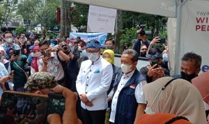 Gubernur Jawa barat, Ridwan Kamil dan PLT Walikota Bandung, Yana Mulyana meninjau pelaksanaan Operasi Pasar minyak goreng di Taman Dewi Sartika. Kamis (13/1). Foto. Sandi Nugraha