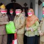 Wali Kota Depok, Mohammad Idris didampingin Supian Suri (Setda) Depok dan Bunda Elly Farida (Ketua TP-PKK Kota Depok), saat menyerahkan secara simbolis paket sembako dari program D'SabR beberapa waktu lalu, (foto: istimewa).