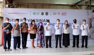 Sinergi Pemkot Depok Realisasikan Vaksin Booster Wali Kota Depok, Mohammad Idris bersama RSUI, Yayasan Wings Peduli dan stakeholder saat kickoff vaksinasi booster di RSUI (Diskominfo).