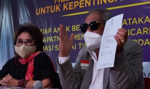 Komnas PA: Doddy Sudrajat Tak Berniat Selesaikan Masalah Ketua Komnas PA Arist Merdeka Sirait di kantornya, Pasar Rebo, Jakarta Timur, Sabtu (15/1). Foto: Firda Junita/jpnn.com