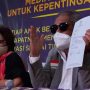 Ketua Komnas PA Arist Merdeka Sirait di kantornya, Pasar Rebo, Jakarta Timur, Sabtu (15/1). Foto: Firda Junita/jpnn.com