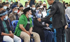 Bupati Bandung Dadang Supriatna saat mendengar aspirasi masyarakat dalam program Bunga Desa di Pangalengan.