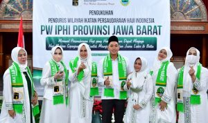 SEMANGAT PEMUDA: Rasyid Rajasa (tengah) foto bersama usai dilantik sebagai Wakil Sekretaris PW IPHI Jabar di Pusdai, Sabtu (15/1).