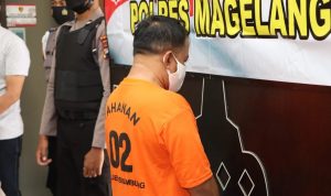 Pelaku penipuan dengann modus baru di Magelang saat di konferensi pers. (rls/sam/jpnn)