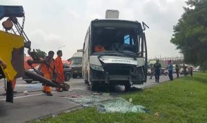 Bus pariwisata ‘Surya Putra’ yang mengalami kecelakaan dan terguling di jalan tol