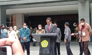 Jokowi minta Kampus Beri Kebebasan Pada Mahasiswa Kembangkan Talentanya Presiden Jokowi saat menandatangan prasasti peresmian Gedung pusat perbelanjaan baru di UNPAR Kota Bandung seusai memberikan materi Presidential Lecture kepada mahasiswa. Senin (17/1). Foto. Sandi Nugraha