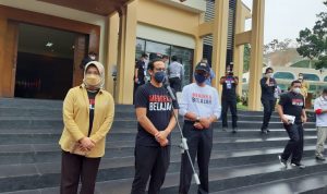 Kemendikbudristek, Nadiem Makarim (tengah) saat meninjau kampung UNPAD Bandung. Senin (17/1). Foto. Sandi Nugraha