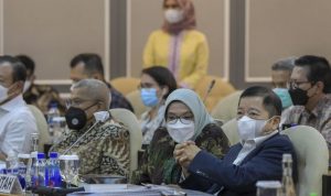 Menteri Perencanaan Pembangunan Nasional (PPN)/Badan Perencanaan Pembangunan Nasional (Bappenas) Suharso Monoarfa (kanan) mengikuti rapat panitia kerja dengan Panitia Khusus (Pansus) Rancangan Undang-Undang Ibu Kota Negara (RUU IKN) di Kompleks Parlemen, Jakarta, Kamis (13/1/2022). (ANTARA FOTO/Galih Pradipta/hp)