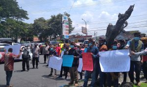 Ratusan Warga Lereng Semeru Geruduk Kantor DPRD Lumajang Massa aksi mendatangi Kantor DPRD Lumajang meminta pelaku diadili di kabupaten setempat, Senin (17/1). Foto: Ridho Abdullah/jpnn.com Artikel ini telah tayang di JPNN.com dengan judul "Geruduk Kantor DPRD Lumajang, Ratusan Orang Minta Pelaku Pembuangan Sesajen Dibeginikan", https://jatim.jpnn.com/dadi-omongan/11384/geruduk-kantor-dprd-lumajang-ratusan-orang-minta-pelaku-pembuangan-sesajen-dibeginikan?page=2