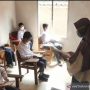 Sejumlah siswa MTs Nurul Huda di Desa Keblukan, Kaloran, Kabupatren Temanggung, Jawa Tengah, Senin (17/1/2022) belajar di rumah warga karena atap ruang kelas roboh. FOTO ANTARA/Heru Suyitno