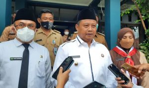 Wagub Jabar: Kepala Sekolah Jangan Tahan Ijazah Siswa Wakil Gubernur Jawa Barat Uu Ruzhanul Ulum usai memantau pelaksanaan PTM terbatas di SMAN 3 Depok, Senin (15/11). Foto : Lutviatul Fauziah/JPNN.com