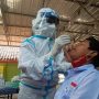 Test sampling Covid-19 kepada siswa yang melaksanakan PTM pada beberapa waktu lalu. Foto. Sandi Nugraha