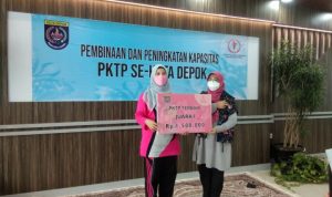 Raih Juara Penanggulangan Kanker Se-Kota Depok, Ini Inovasi yang Dilakukan Bojongsari Perwakilan PKTP Kecamatan Bojongsari saat menerima penghargaan, ist.
