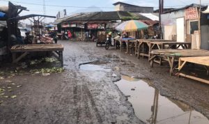 Warga Keluhkan Pasar Guntur yang Kotor dan Becek, Kadisperindag Garut Bilang Begini Pasar Guntur Ciawitali Garut becek tampak tak terpelihara. Kadisperindag menyebut dengan keterbatasan anggaran pembangunan pasar Guntur belum bisa dilaksanakan