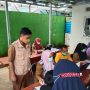 Kepala Puskesmas Rancakalong, Yayat Nurhidayat saat meninjau pelaksanaan vaksinasi anak usia 6 sampai 11 tahun.
