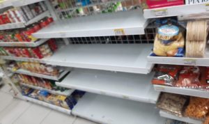 Etalase minyak goreng Rp 14 ribu yang kosong, karena ludes di serbu pembeli. (Istimewa)