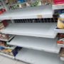 Etalase minyak goreng Rp 14 ribu yang kosong, karena ludes di serbu pembeli. (Istimewa)