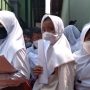 Para siswa SD tengah mengantre dalam pelaksanaan vaksinasi anak usia 6 sampai 11 tahun. (Jabar Ekspres)