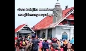 Tangkapan layar video pembongkaran atap masjid yang mirip gereja di Bima.