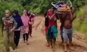 Tangkapan layar video ibu hamil yang akan melahirkan terpaksa digotong menggunakan tandu saat akan dibawa ke rumah sakit.