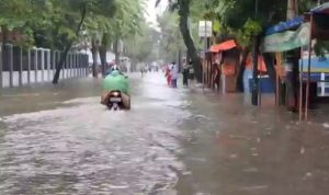 Banjir menggenang Jalan Bujana Tirta, Pulogadung, Jakarta Timur, Selasa (18/1). Foto: Dean Pahrevi/JPNN.com