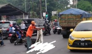 Pengendara Terseret dan Terlindas Truk, Hanya Tukang Parkir yang Berani Mendekat