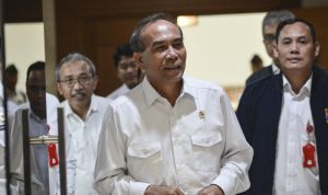 Kepala Badan Siber dan Sandi Negara (BSSN) Hinsa Siburian (tengah) berjalan keluar seusai rapat kerja dengan Komisi I DPR di gedung parlemen, Senayan, Jakarta, Senin (17/6/2019) ANTARA FOTO/Nova Wahyudi/pras.