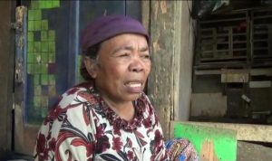 Tiga Keluarga di Kabupaten Bandung Tinggal di Kandang Ayam Salah seorang penghuni rumah tidak layak huni di Desa Lagadar Kecamatan Margaasih Kabupaten Bandung.