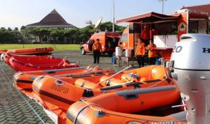 BPBD Kabupaten Bekasi, Jawa Barat menyiapkan perahu karet untuk didistribusikan ke titik rawan banjir. (ANTARA/Pradita Kurniawan Syah).