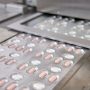 Paxlovid, pil Covid-19 dari Pfizer. Inggris akan meluncurkan pil antivirus Covid-19 Pfizer bagi kelompok rentan mulai Februari. (Pfizer/Handout via REUTERS/Jawapos)