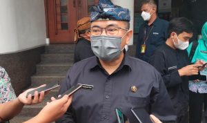Dinsos Kota Bandung Akui Kesulitan Beri Vaksinasi Anak Jalanan Kadinsos Kota Bandung, Tono Rusdiantono, saat mengakui ada kesulitan dalam pemberian vaksinasi untuk anak jalanan. Foto. Sandi Nugraha