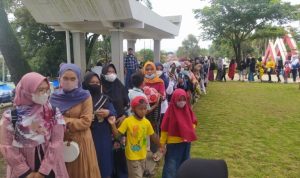 Tampak warga yang didominasi para ibu-ibu menyerbu bazar minyak goreng murah di Alun-alun Cianjur. Bahkan ada yang rela mengantre sejak pagi. (Wawan Sutiawan/Cianjur Ekspres)