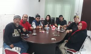Kasus Arteria Dahlan, Komunitas Budayawan Sunda: Orang Sunda Jangan Mau Dipolitisasi Kasepuhan Padepokan Trisakti H Drajat Hidayat Soetardja saat membacakan pernyataan sikapnya, Minggu (22/1).