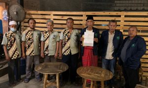 Diduga Memanipulasi Aset Organisasi, Pimpinan Muhammadiyah Karawang Dipolisikan Pengurus Cabang (PC) Muhammadiyah Karawang Barat menunjukkan surat laporan Polisi terhadap ketua PD Muhammadiyah Karawang.