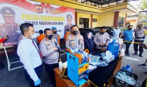Kapolres Tasikmalaya Kota, AKBP Aszhari Kurniawan didampingi para perwitra Polres Tasikmalaya Kota saat mengekspose kasus pengungkapan kasus pabrik miras dalam kemasan di perumahan di Kecamatan Cihideung, Kota Tasikmalaya, Senin (24/1/2022). Foto:rezza rizaldi/radartasik.com