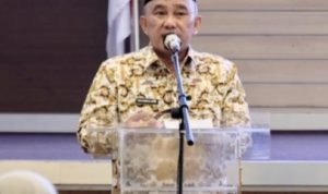 Wali Kota Depok, Mohammad Idris saat memberikan penghargaan untuk perangkat daerah pada Senin (24/1)