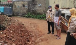 Ini Deretan Pembangunan Fisik di Gandul yang Berhasil Diperbaiki Aparatur Kelurahan Gandul saat memantau perbaikan drainase (istimewa)